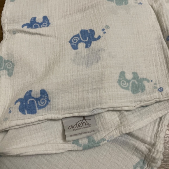 Set of 5 Aden + Anais Muslins + 1 extra - Picture 3 of 6